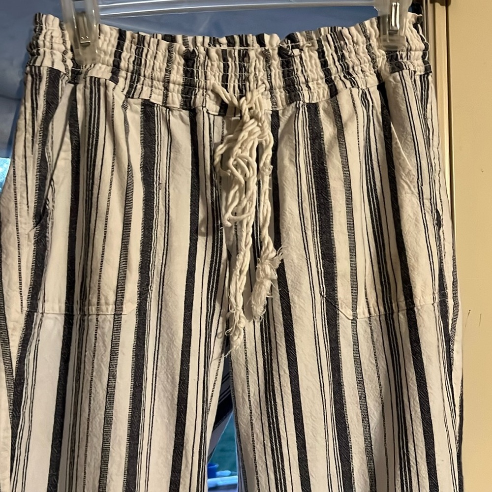 Pinstripe Roxy pants with drawstring - Picture 2 of 4